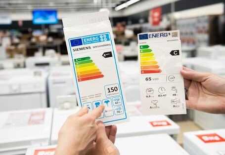Zwei Energielabel-Aufkleber für Elektrogeräte, links mit den Klassen A+++ bis D, rechts mit den Klassen A bis G.