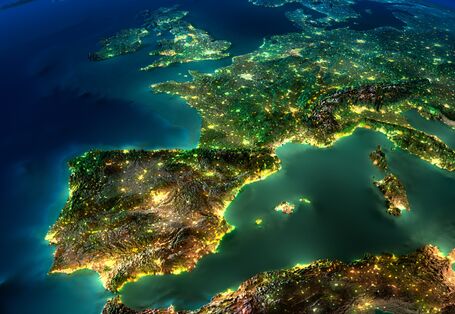 von oben ist der europäische Kontinent und Nordafrika bei Nacht zu sehen, Küsten und Städte sind hell erleuchtet