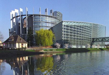 Gebäude des Europäischen Parlaments in Strasburg am Wasser