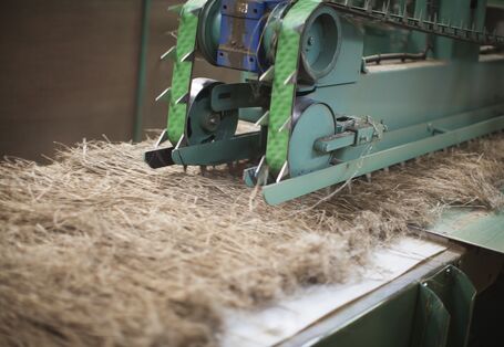 Pflanzenfasern werden von einer Maschine verarbeitet