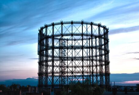 runder Bau aus einem Stahlskelett in der Abendsonne