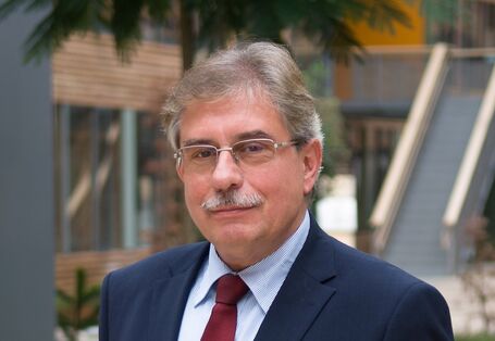 Dr. Thomas Holzmann im Innenhof des UBA-Dessau