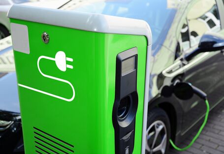 Hybrid-Pkw an einer Stromladesäule