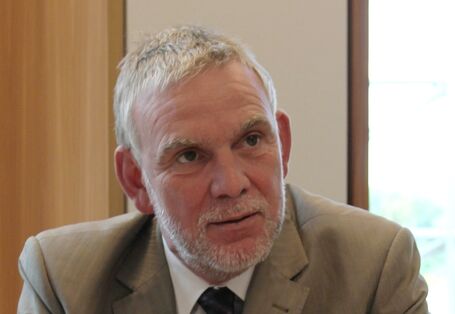 Der UBA-Präsident Jochen Flasbarth sitzt an einem Tisch - im Gespräch