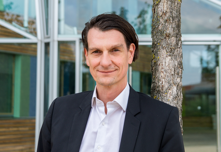 Dr. Karsten Krause vor dem Dienstgebäude des UBA in Dessau-Roßlau