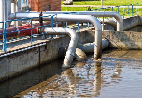 braunes Wasser in einem Becken einer Kläranlage