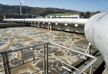 Becken einer Kläranlage mit Abwasser und Klärschlamm