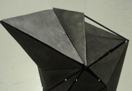 Modell: ein scharzes Objekt aus geometrischen Formen