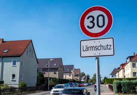 Verkehrsschild "Tempo 30 Lärmschutz" in einem Wohngebiet