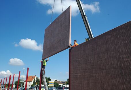 Arbeiter montieren eine Lärmschutzwand