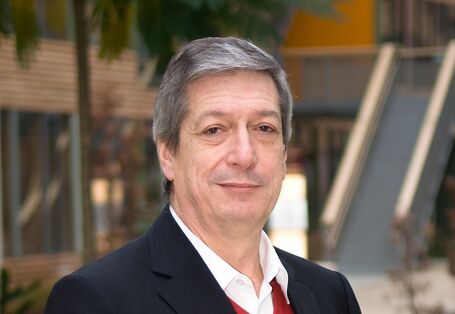 Dr. Harry Lehmann im Innenhof des UBA Dessau-Roßlau