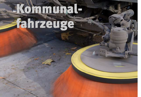 Titelseite der Broschüre "Leitfaden zu umweltfreundlichen öffentlichen Beschaffung: Kommunalfahrzeuge" mit einem Foto eines Straßenreinigungsfahrzeugs und dem Logo des Umweltbundesamtes