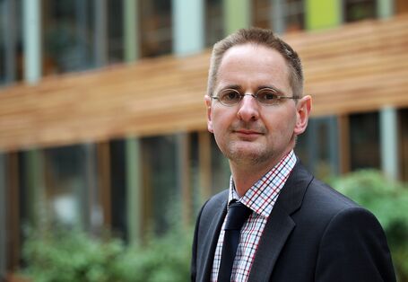 Martin Schmied im Atrium des Umweltbundesamtes Dessau-Roßlau