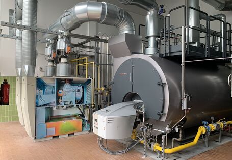 Blick in eine Produktionshalle mit Behältern und metallenen Rohrleitungen