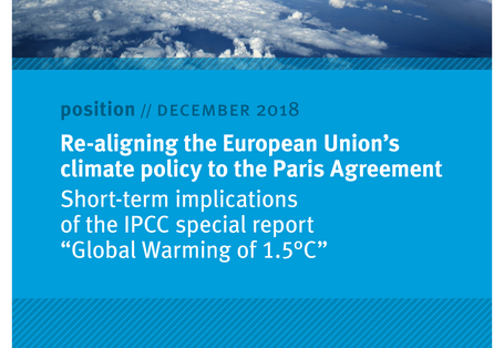 Titelseite des Positionspapiers "Re-Aligning European Union’s Climate Policy to the Paris Agreement" vom Dezember 2018. Oben ein Luftbild der Erde, die von einer Wolkendecke verdeckt ist, unten das Logo des Umweltbundesamtes