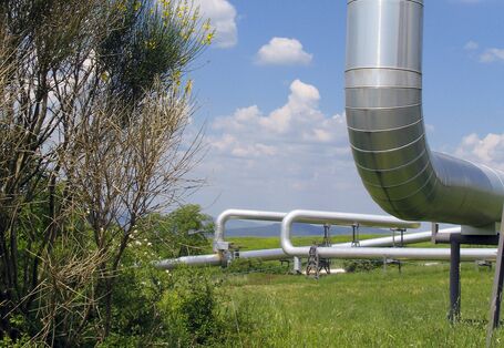 Rohranlage auf grüner Wiese