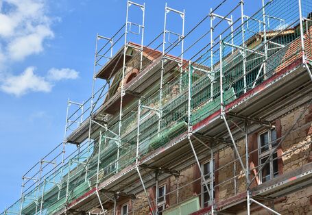 Sanierung einer Fassade eines denkmalgeschützten Gebäudes