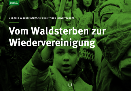 Schriftzug "Vom Waldsterben zur Wiedervereinigung: Chronik 30 Jahre Deutsche Einheit und Umweltschutz", im Hintergrund sind Demonstranten mit Schildern zu sehen, darunter ein Kind