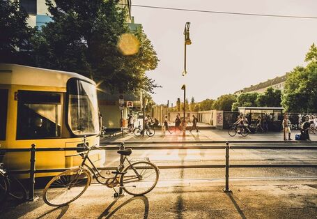 Straßenbahn, Fahrrad und Fußgänger in der Stadt