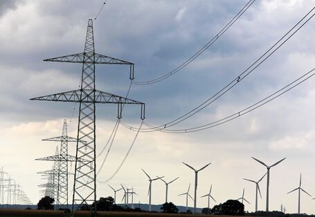 Stromtrasse und Windräder