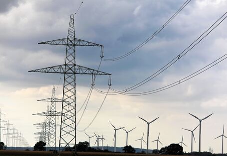 Windenergieanlagen und Stromtrasse