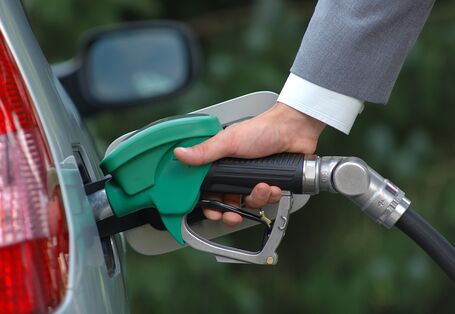 ein Pkw wird betankt