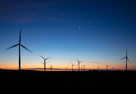 unbeleuchteter Windpark in der Dämmerung