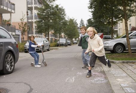Kinder spielen auf der Straße in einem Wohngebiet