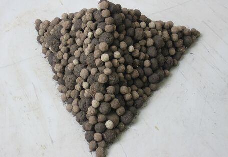 Eine Pyramide aus gestapelten Saatbällen