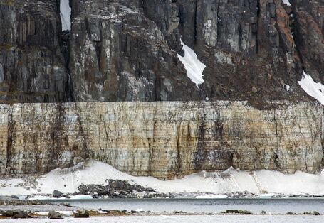 Scharfe Trennlinie zwischen zwei Gesteinsschichten auf Spitzbergen