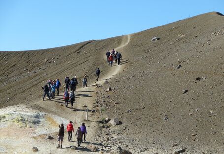 Touristen am Vulkansystem Krafla in der Region Mývatn, Island