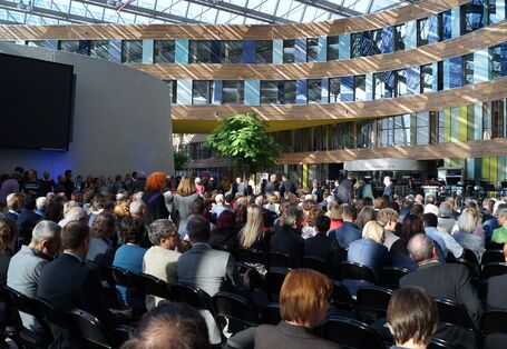 Ein großes Publikum sitzt im Artrium des UBA in Dessau