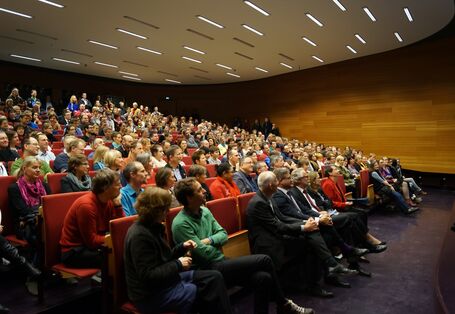 Der Hörsaal im UBA-Dessau ist sehr gut gefüllt.