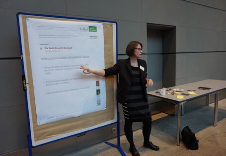 Diskussion an einzelnen Thementischen im StadtCafe