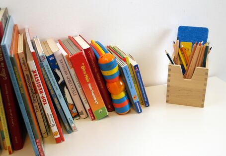 Bücherregel im Dessauer Eltern-Kind-Zimmer