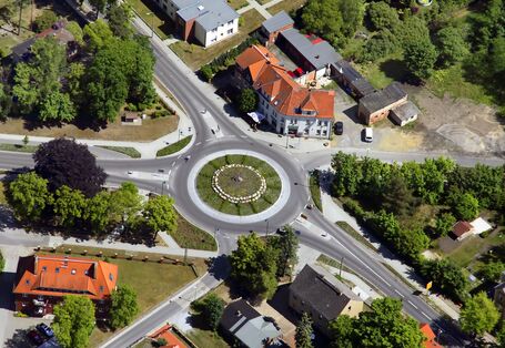 Luftaufnahme eines Kreisverkehrs in einer Kleinstadt