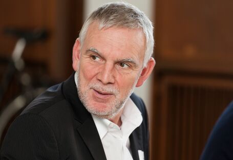 UBA-Präsident Jochen Flasbarth vor einer Schrankwand aus dunklem Holz