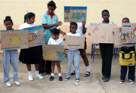 Kinder aus Ecuador zeigen in ihrem Klassenraum selbstgemalte Bilder.