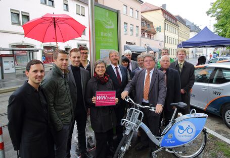 Einweihung einer Mobilitätsstation an einer Straße in Würzburg