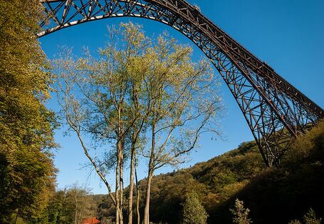Park mit Müngstener Brücke in Solingen