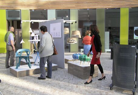 Gäste des Recycling Design Preises begutachten die ausgestellten Objekte