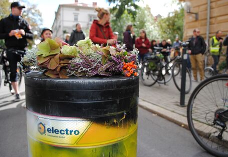 Poller bei der Rollparade mit Blumen geschmückt