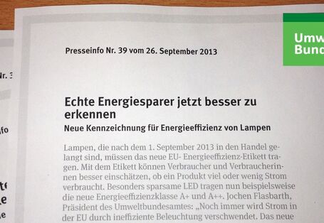 Drei Presseinformationen des Umweltbundesamtes liegen ausgedruckt auf einem Tisch