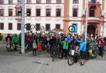 Gruppenbild aller Teilnehmer der Rollparade mit ihren Fortbewegungsmiitteln