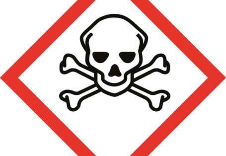 Rechteck mit Totenkopf dient als Gefahrenpiktogramm für Chemikalien