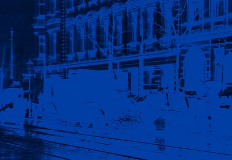 Pferdewagen sammelt auf der Straße Müll ein