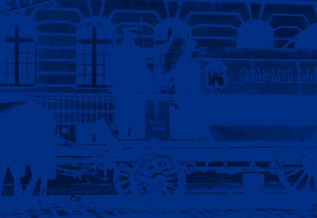 Zwei Arbeiter mit Pferdewagen sammeln Abfälle ein. 