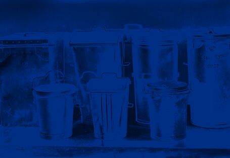 Verschiedene Metallmülleimer