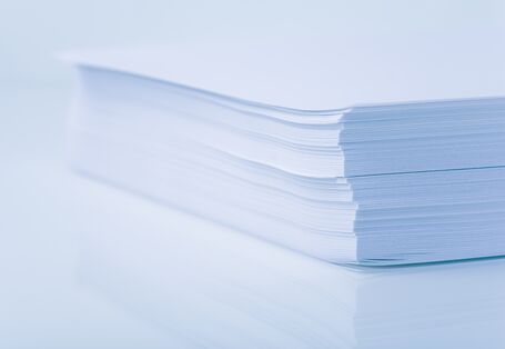 Ein Stapel weißes, unbeschriebenes Kopierpapier vor weißem Hintergrund