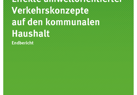 Cover der Publikation "Effekte umweltorientierter Verkehrskonzepte auf den kommunalen Haushalt" (weiße Schrift auf grünem Grund)